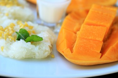 Olgun mango ve Hindistan cevizi sütü ile yapışkan pirinç