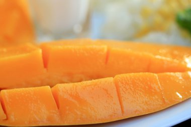 Olgun mango ve Hindistan cevizi sütü ile yapışkan pirinç