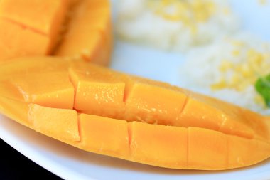 Olgun mango ve Hindistan cevizi sütü ile yapışkan pirinç