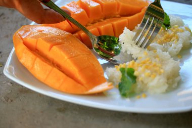 Olgun mango ve Hindistan cevizi sütü ile yapışkan pirinç