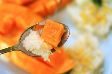 Olgun mango ve Hindistan cevizi sütü ile yapışkan pirinç