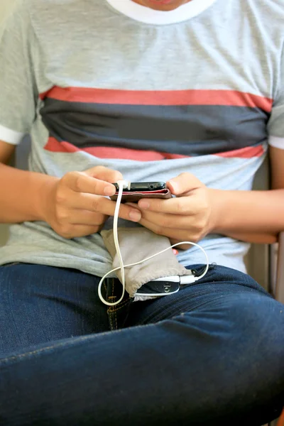 Borrosa usando el teléfono inteligente — Foto de Stock