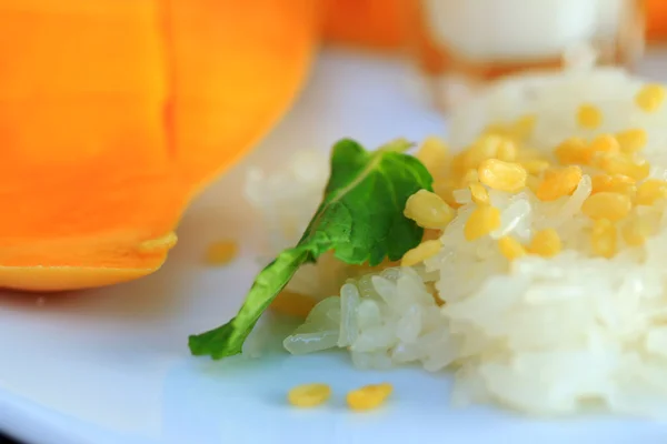 Mango maduro y arroz pegajoso con leche de coco — Foto de Stock