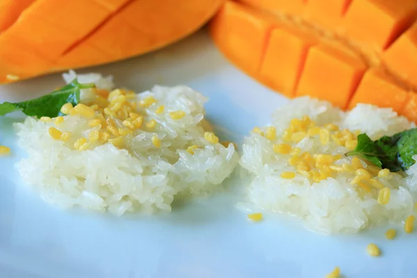 Mango maduro y arroz pegajoso con leche de coco —  Fotos de Stock