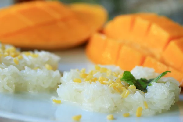 Mango maduro y arroz pegajoso con leche de coco —  Fotos de Stock