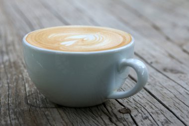 Klasik latte sanat kahvesi.