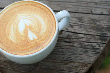 Klasik latte sanat kahvesi.