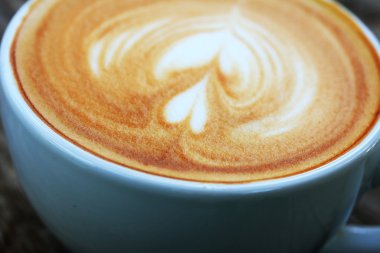 Klasik latte sanat kahvesi.