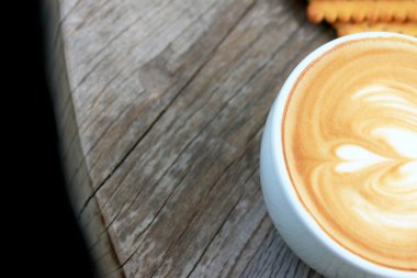 Klasik latte sanat kahvesi.