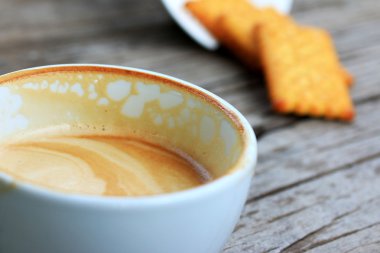 Klasik latte sanat kahvesi.