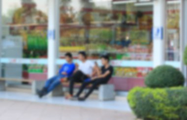 Parktaki insanlar bulanık.