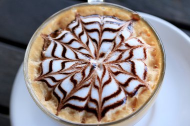 Klasik latte sanat kahvesi.