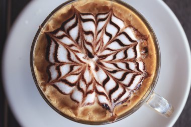 Klasik latte sanat kahvesi.