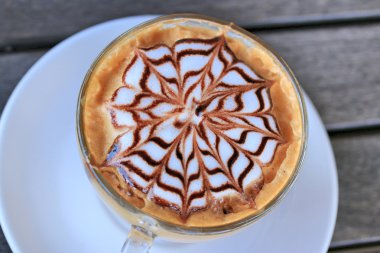 Klasik latte sanat kahvesi.