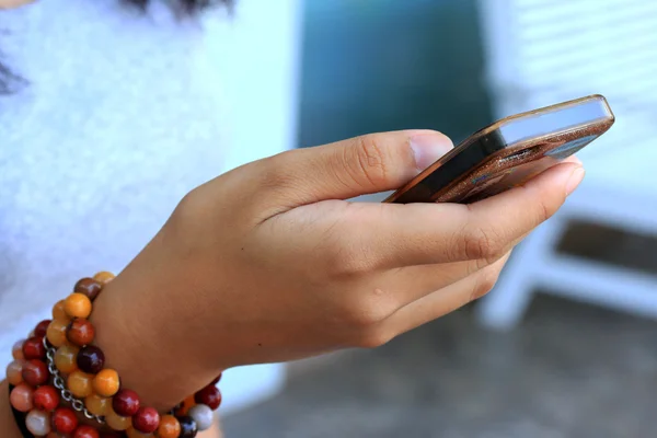 Borrosa usando el teléfono inteligente — Foto de Stock