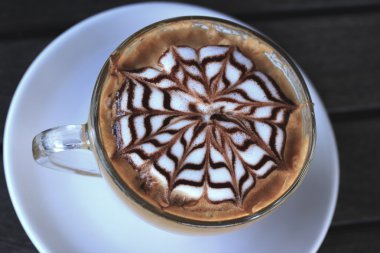 Klasik latte sanat kahvesi.