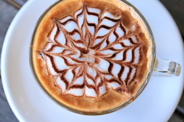 Klasik latte sanat kahvesi.