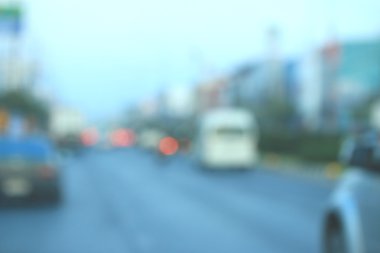 Şehirdeki araba bulanık. 