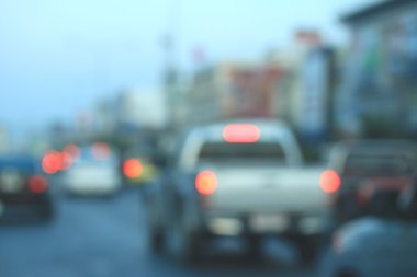 Şehirdeki araba bulanık. 