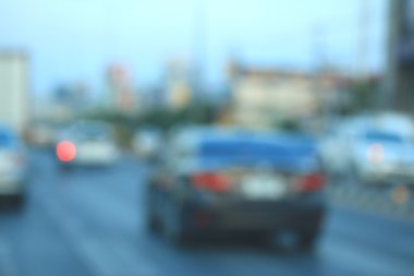 Şehirdeki araba bulanık. 