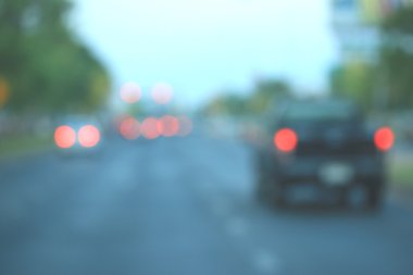 Şehirdeki araba bulanık. 