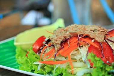 ton balıklı salata marul ve krema sosu