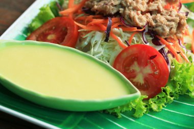 ton balıklı salata marul ve krema sosu