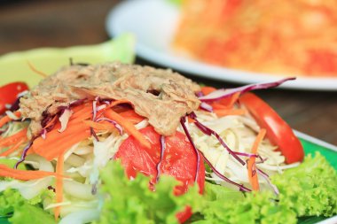 ton balıklı salata marul ve krema sosu