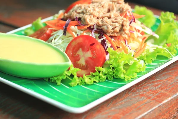 Ensalada de atún con lechuga y salsa de crema — Foto de Stock