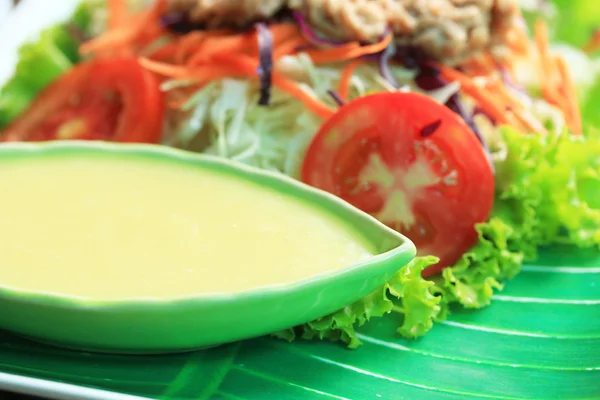 Thunfischsalat auf Salat und Sahnesoße — Stockfoto