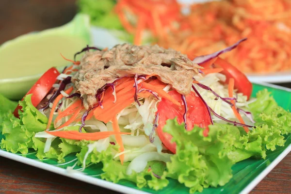 Ensalada de atún con lechuga y salsa de crema — Foto de Stock