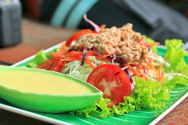 Салат из тунца с салатом и сливочным соусом — стоковое фото