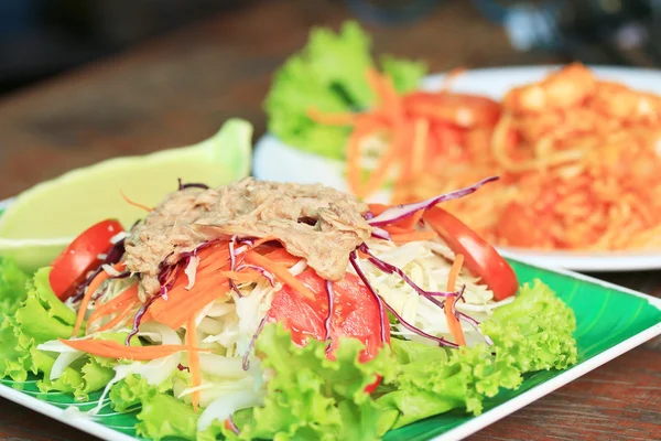 Thunfischsalat auf Salat und Sahnesoße — Stockfoto