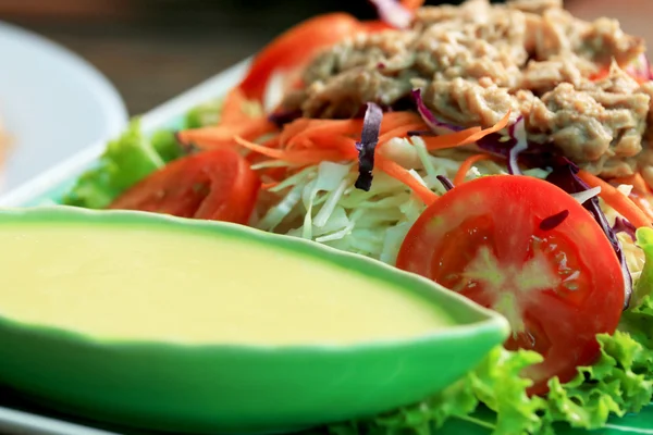 Thunfischsalat auf Salat und Sahnesoße — Stockfoto