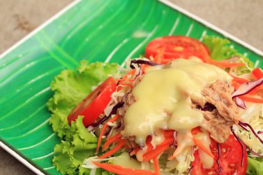 ton balıklı salata marul ve krema sosu