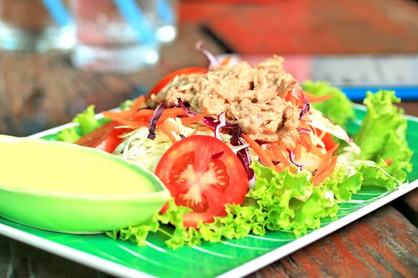 Thunfischsalat auf Salat und Sahnesoße — Stockfoto