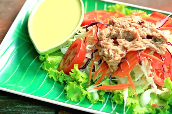 Thunfischsalat auf Salat und Sahnesoße — Stockfoto