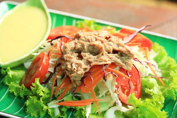 Tonijnsalade sla en roomsaus — Stockfoto