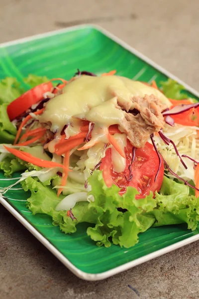 Thunfischsalat auf Salat und Sahnesoße — Stockfoto