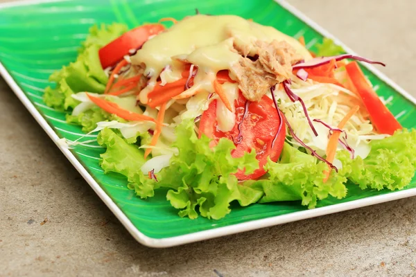 Thunfischsalat auf Salat und Sahnesoße — Stockfoto