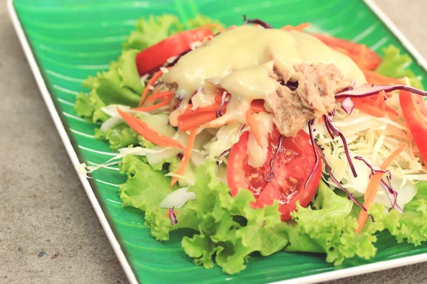 Ensalada de atún con lechuga y salsa de crema — Foto de Stock