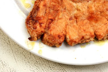 Domuz pirzolası, kızarmış patates salatası ile