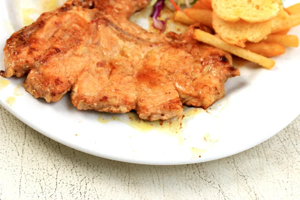 Costeleta de porco, batatas fritas com salada — Fotografia de Stock