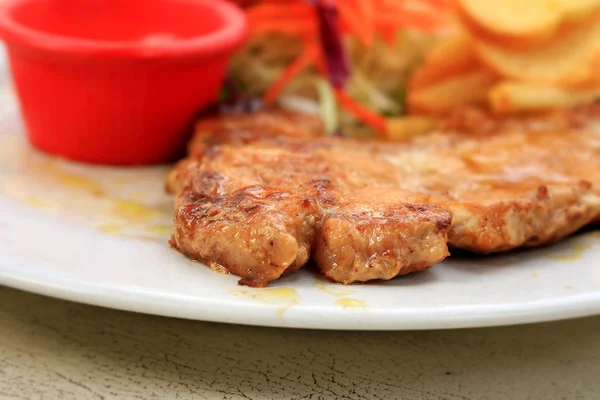 Costeleta de porco, batatas fritas com salada — Fotografia de Stock