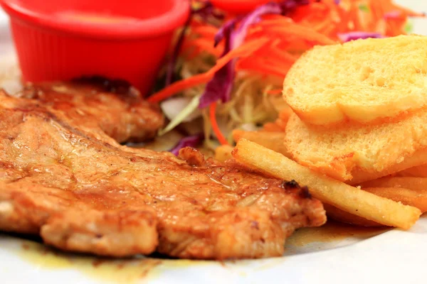 Costeleta de porco, batatas fritas com salada — Fotografia de Stock