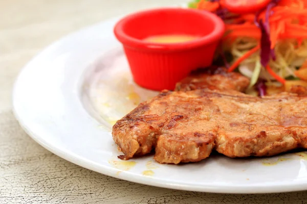 Costeleta de porco, batatas fritas com salada — Fotografia de Stock