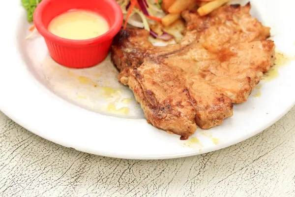 Costeleta de porco, batatas fritas com salada — Fotografia de Stock