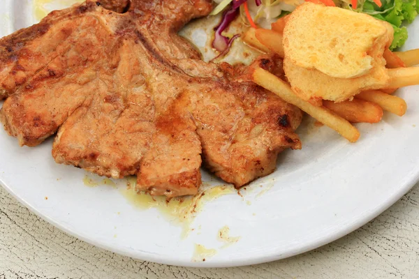 Costeleta de porco, batatas fritas com salada — Fotografia de Stock