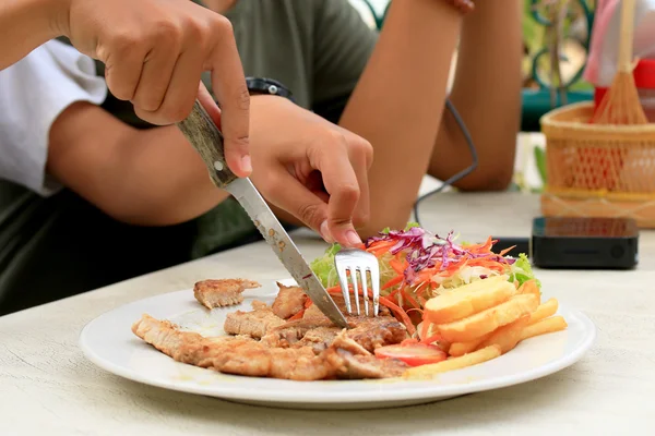 Chuleta de cerdo, papas fritas con ensalada — Foto de Stock