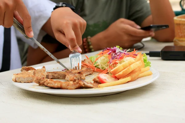 Domuz pirzolası, kızarmış patates salatası ile